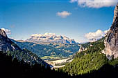 Parco Naturale Fanes-Senes-Braies. Escursione al Rifugio Fanes. Salita al Col da Locia, uno sguardo alle spalle sul fondo valle da dove siamo partiti dominato dal gruppo del Sella. 